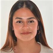 Profesora de inglés imparte clases a niños de primaria